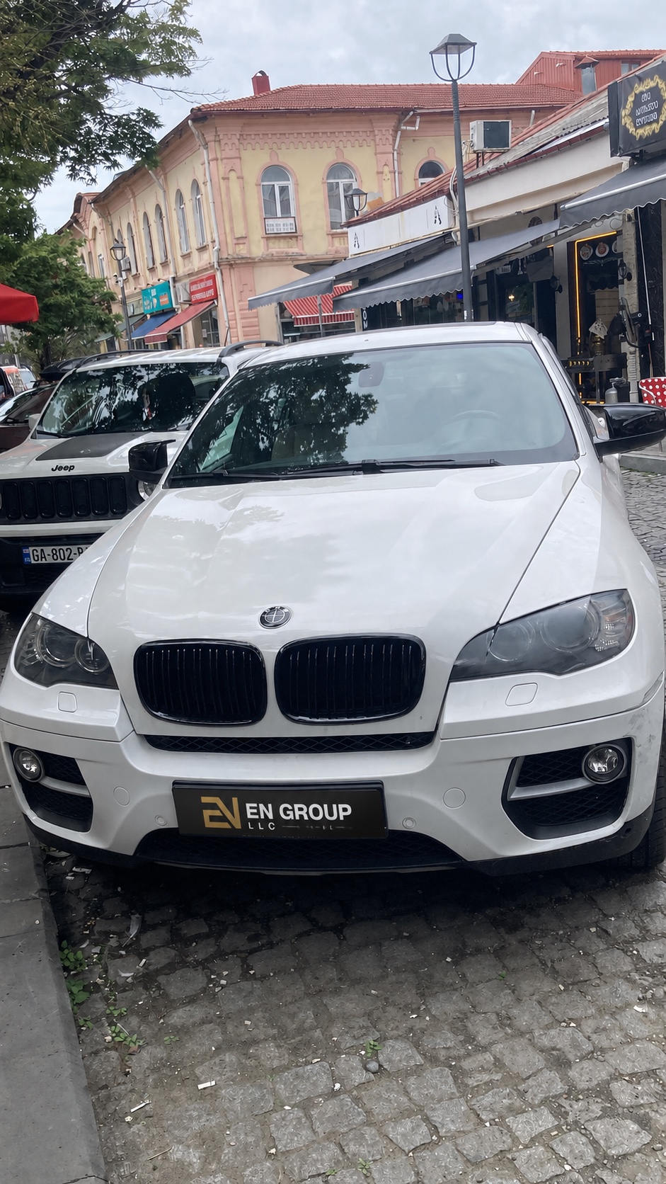 BMW X6 with EN Group branded plate cover
